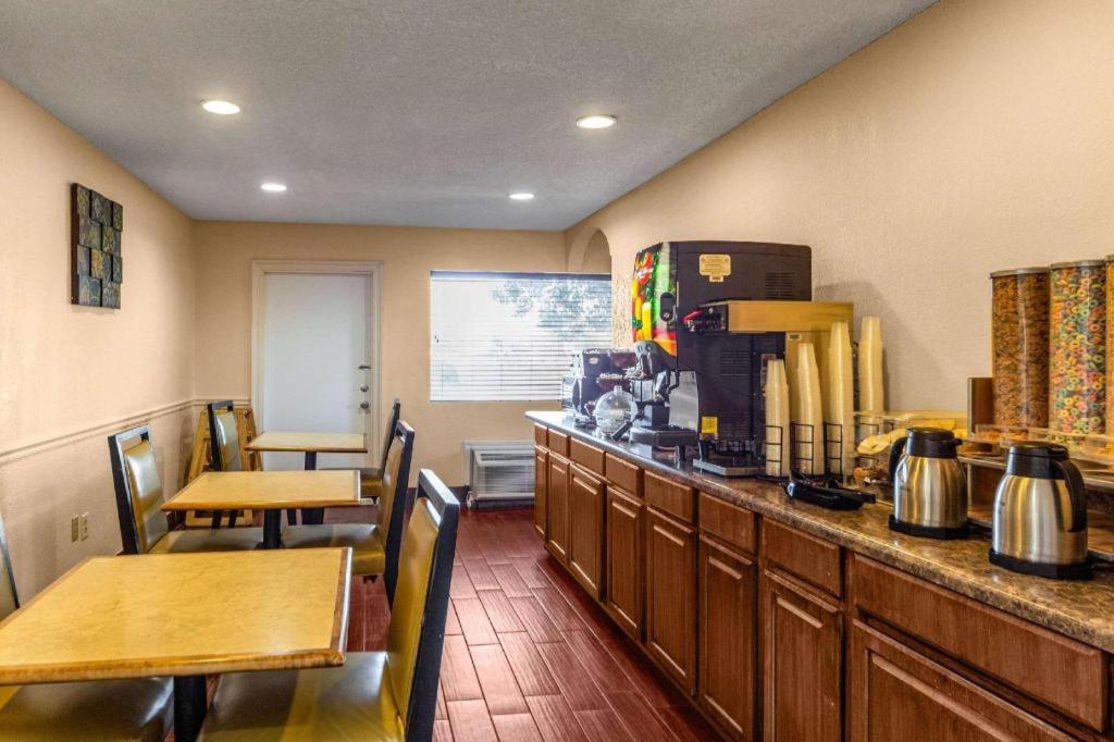 Econo Lodge Meridian Bagian luar foto