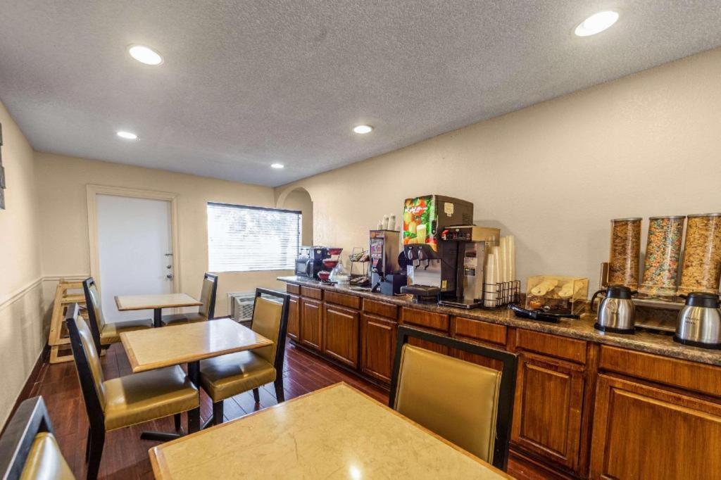 Econo Lodge Meridian Bagian luar foto