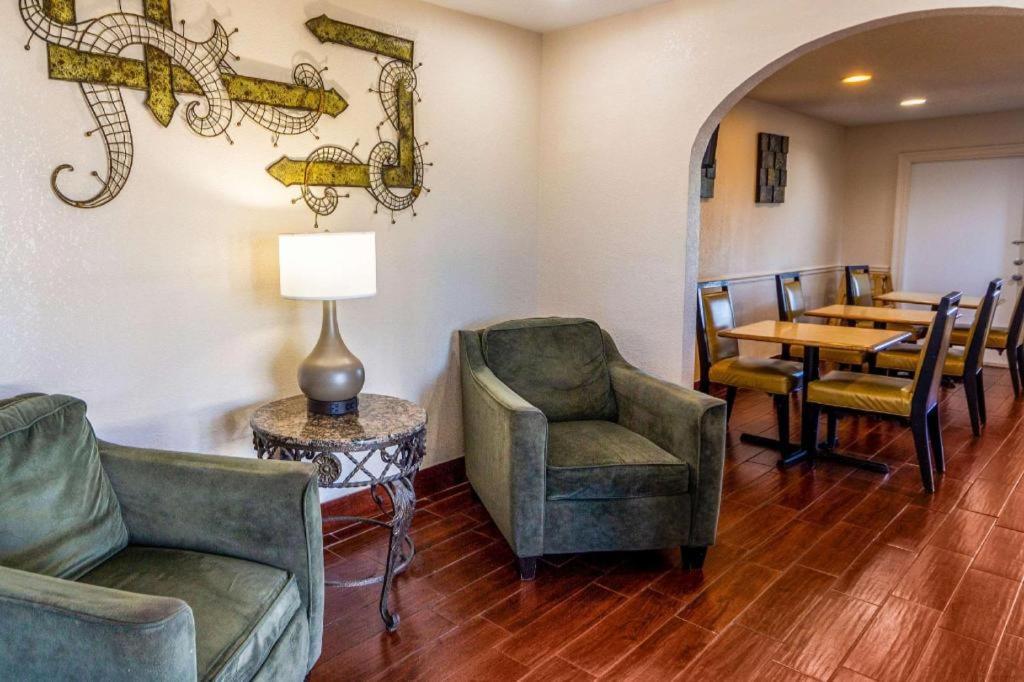 Econo Lodge Meridian Bagian luar foto