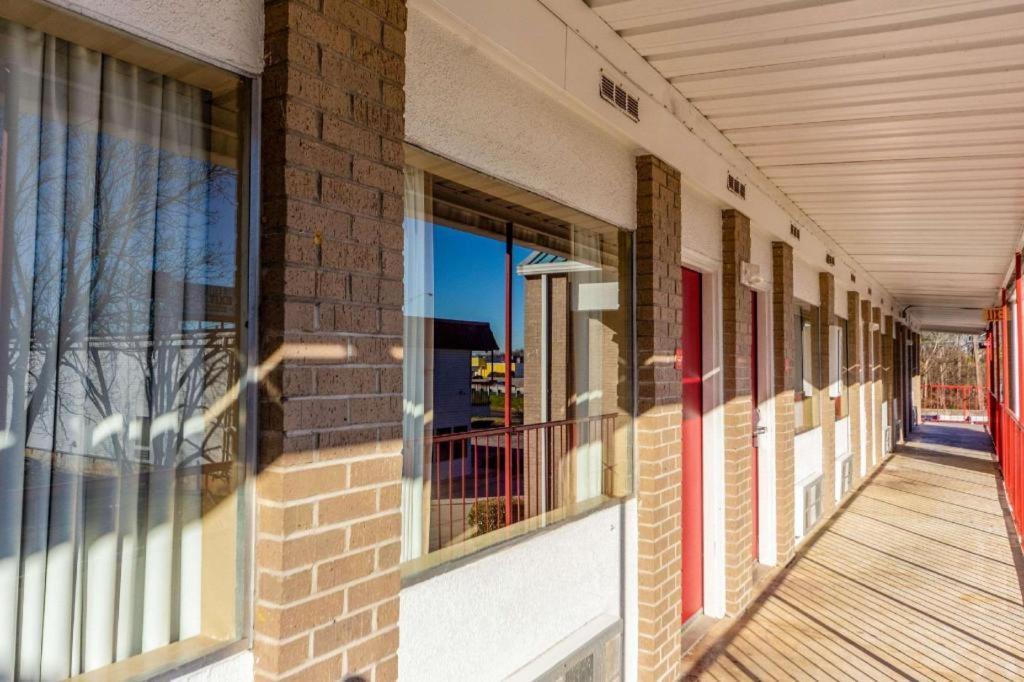 Econo Lodge Meridian Bagian luar foto
