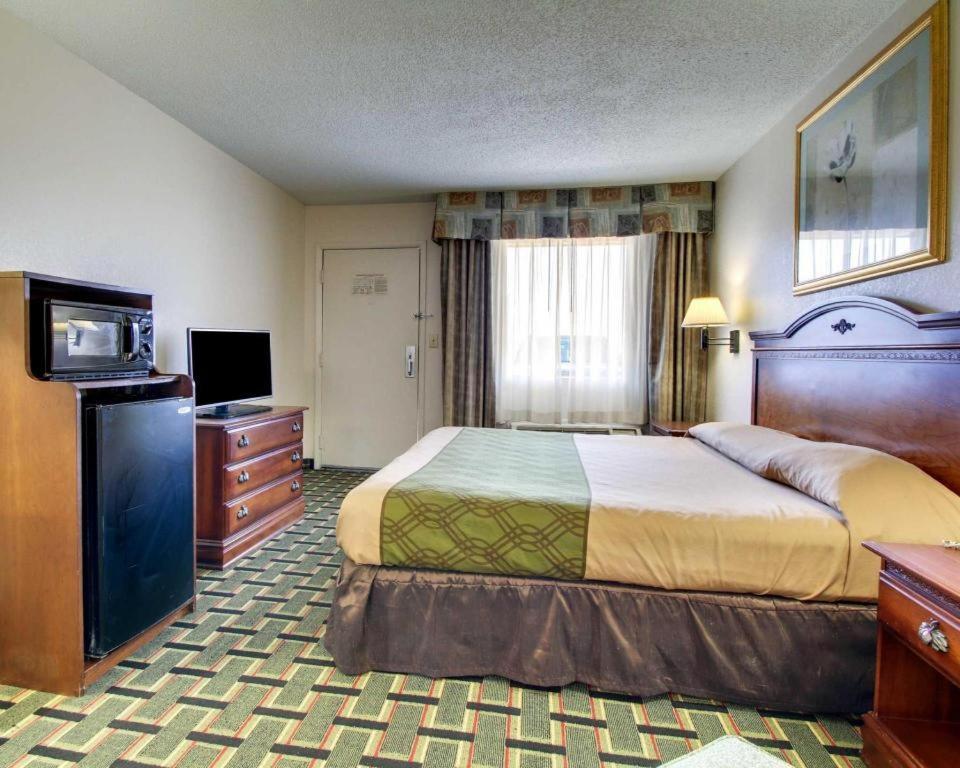 Econo Lodge Meridian Bagian luar foto