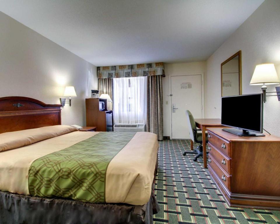 Econo Lodge Meridian Bagian luar foto