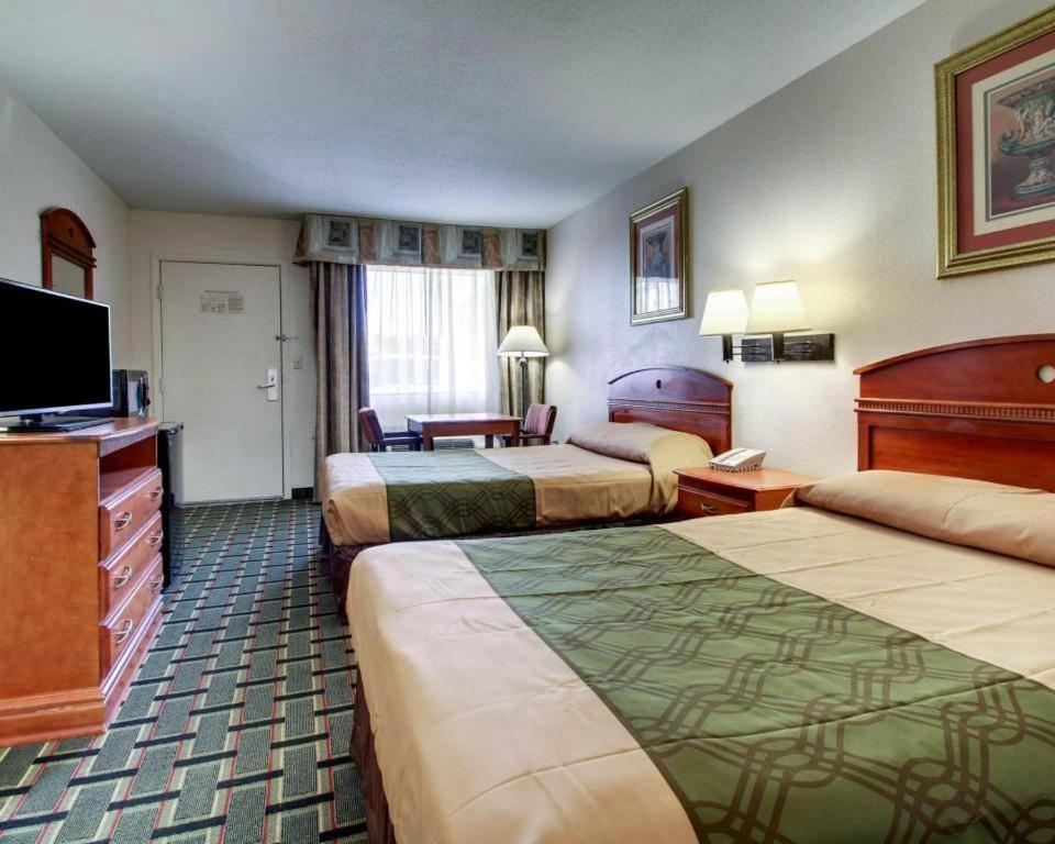 Econo Lodge Meridian Bagian luar foto