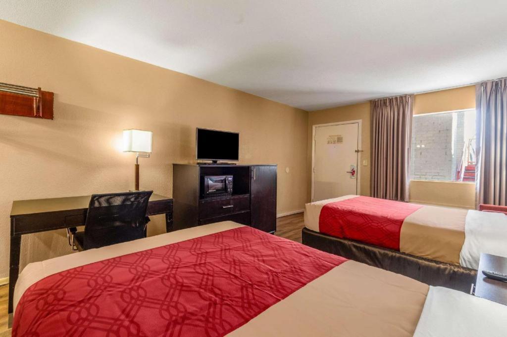 Econo Lodge Meridian Bagian luar foto
