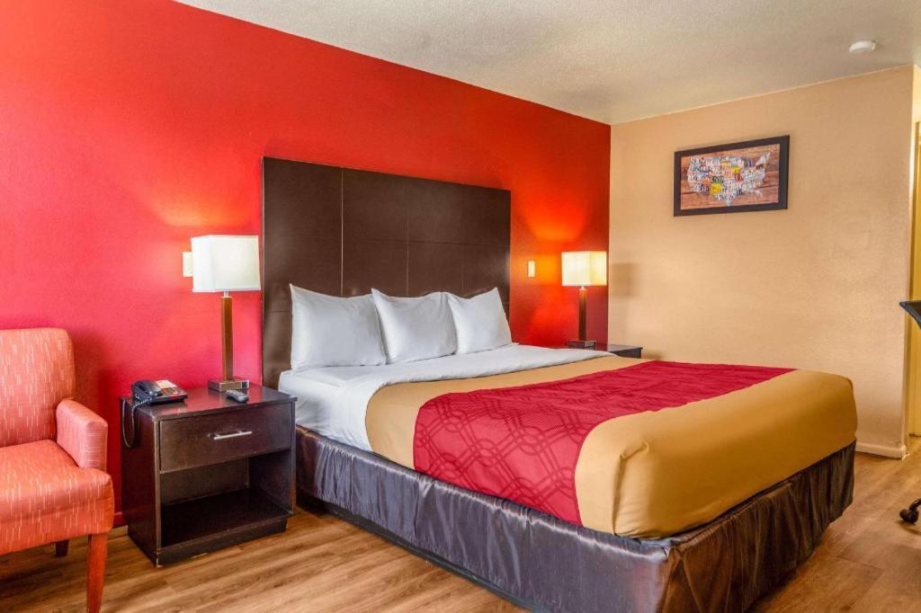 Econo Lodge Meridian Bagian luar foto