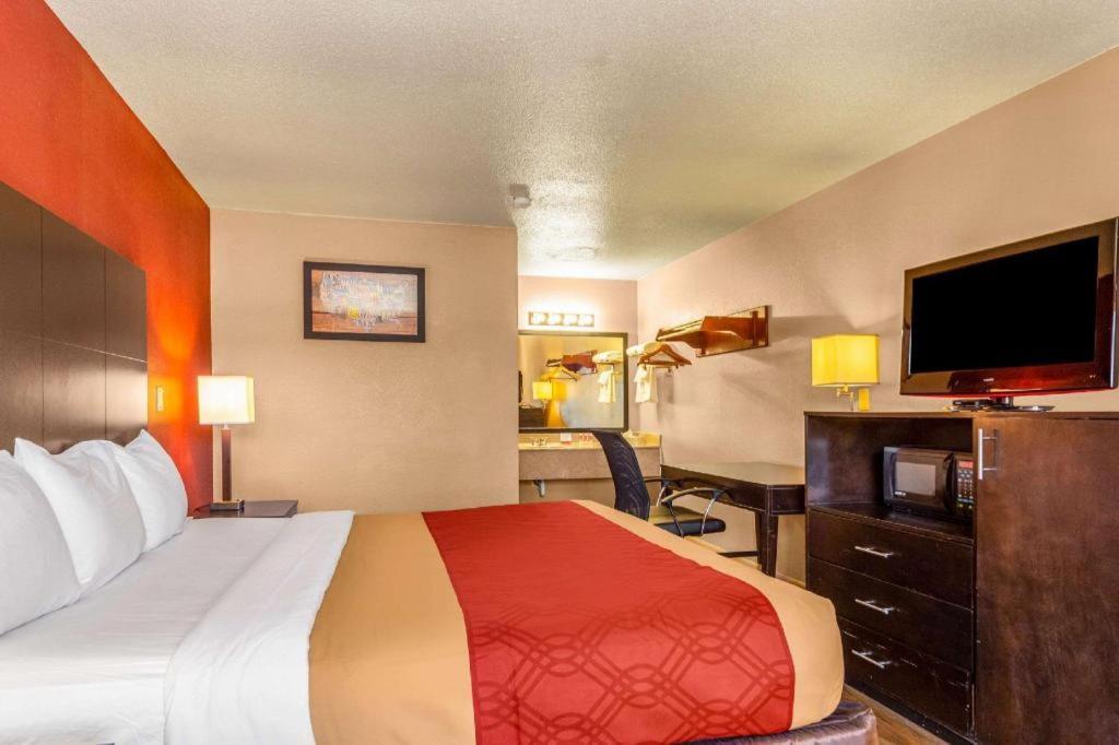 Econo Lodge Meridian Bagian luar foto