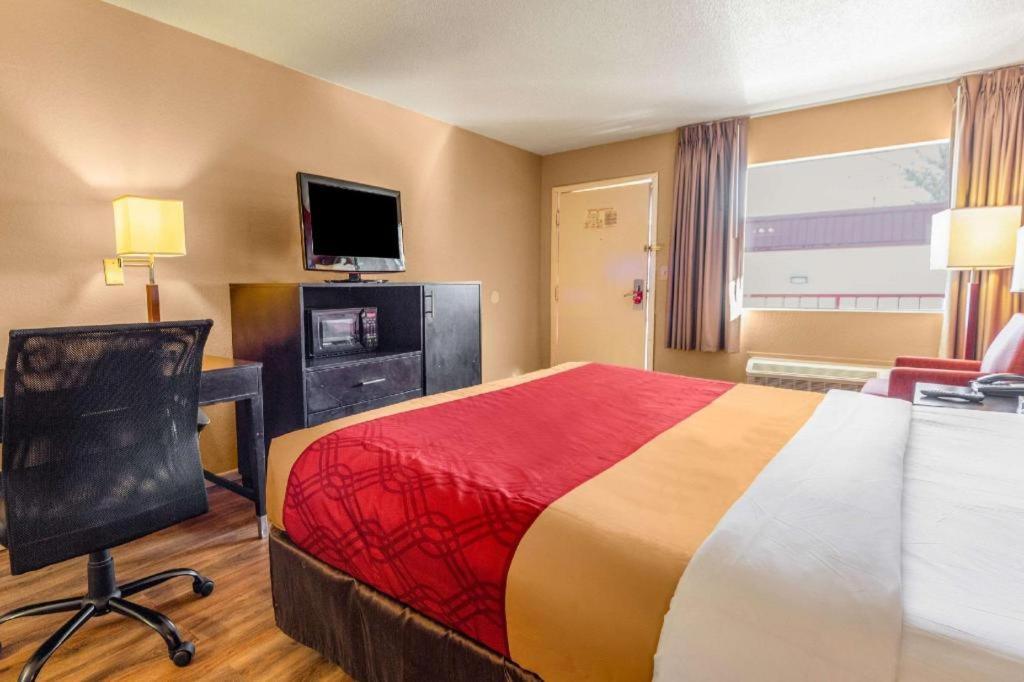 Econo Lodge Meridian Bagian luar foto