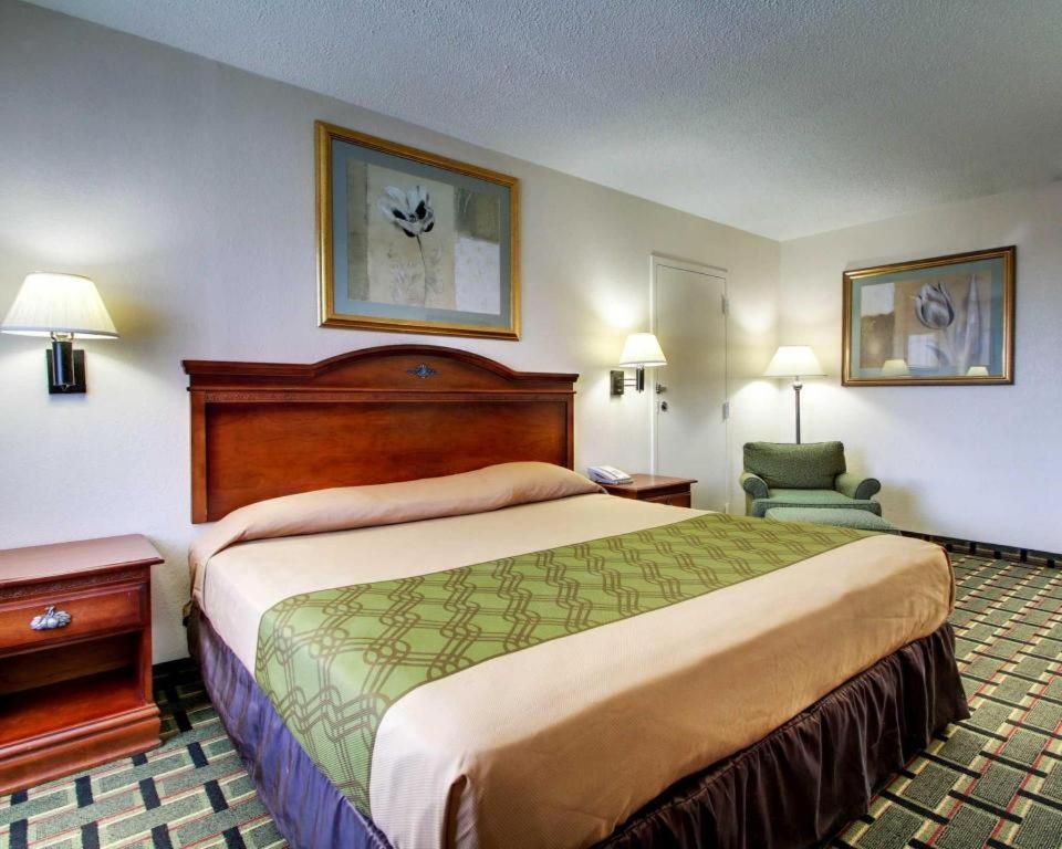Econo Lodge Meridian Bagian luar foto