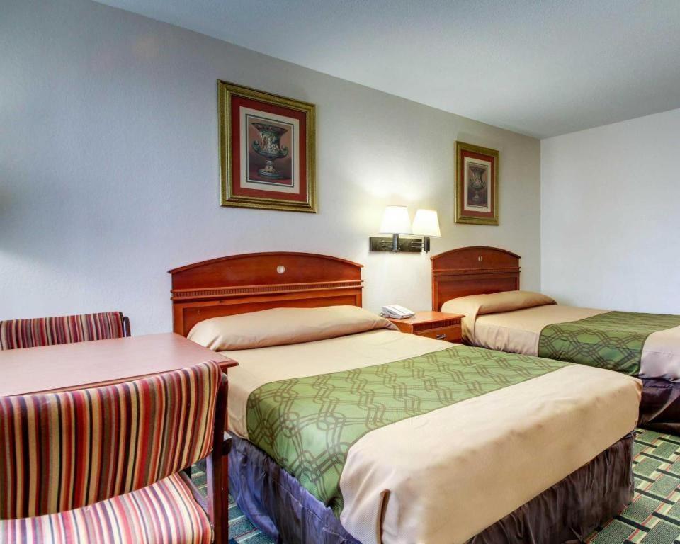 Econo Lodge Meridian Bagian luar foto