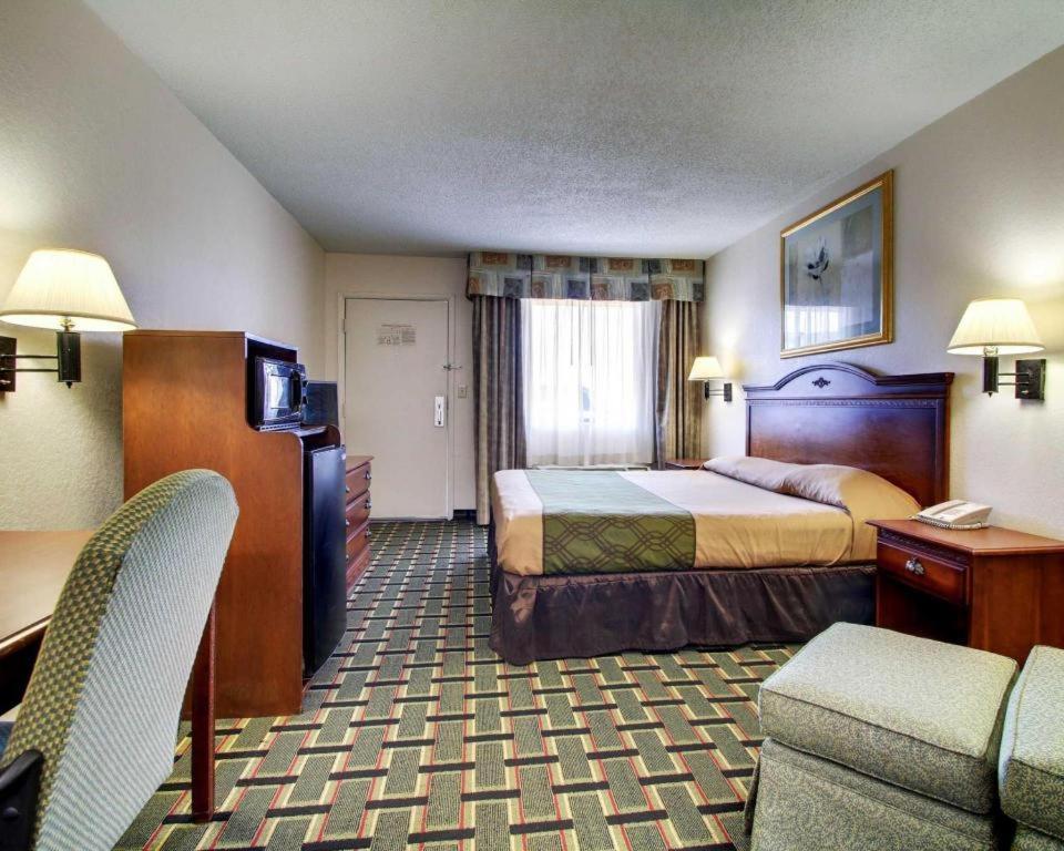 Econo Lodge Meridian Bagian luar foto