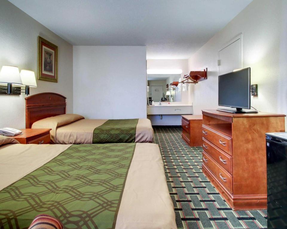 Econo Lodge Meridian Bagian luar foto