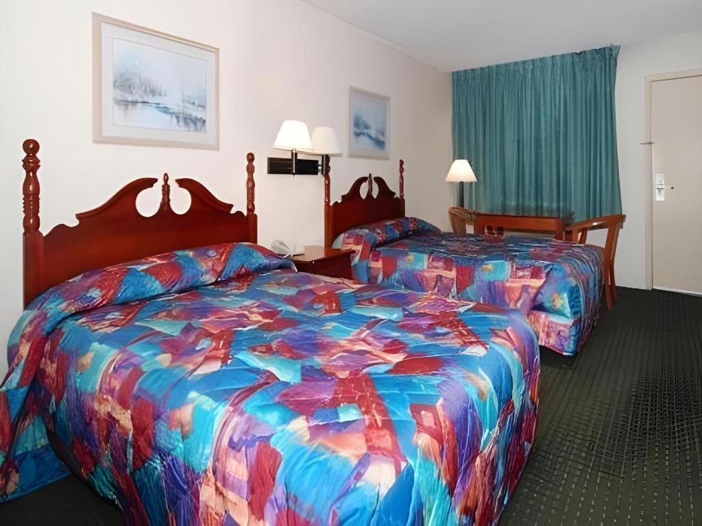 Econo Lodge Meridian Bagian luar foto
