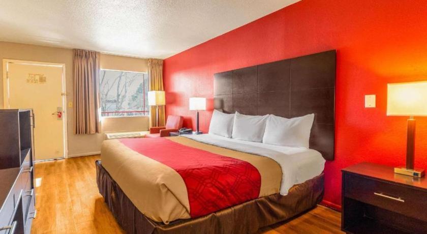 Econo Lodge Meridian Bagian luar foto