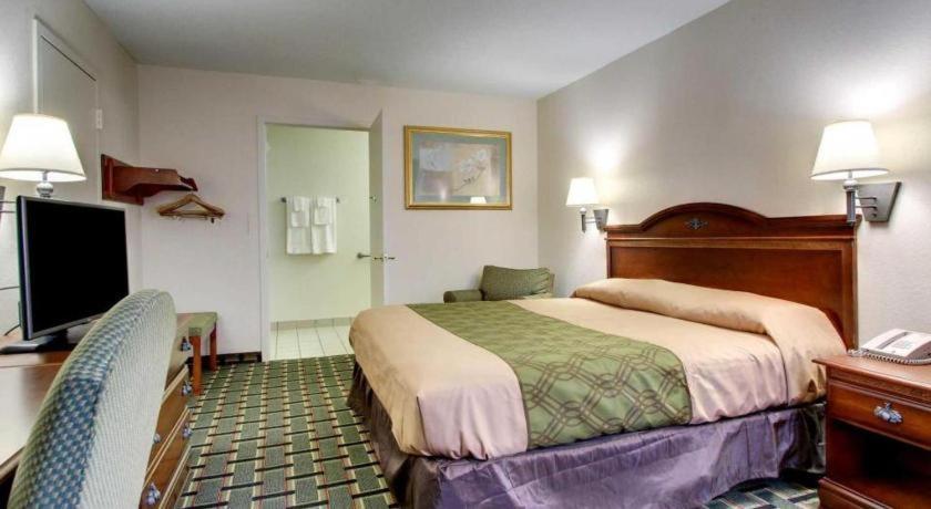 Econo Lodge Meridian Bagian luar foto