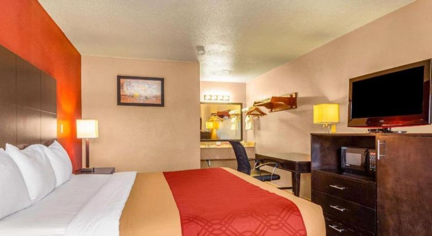 Econo Lodge Meridian Bagian luar foto