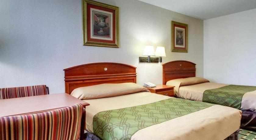 Econo Lodge Meridian Bagian luar foto