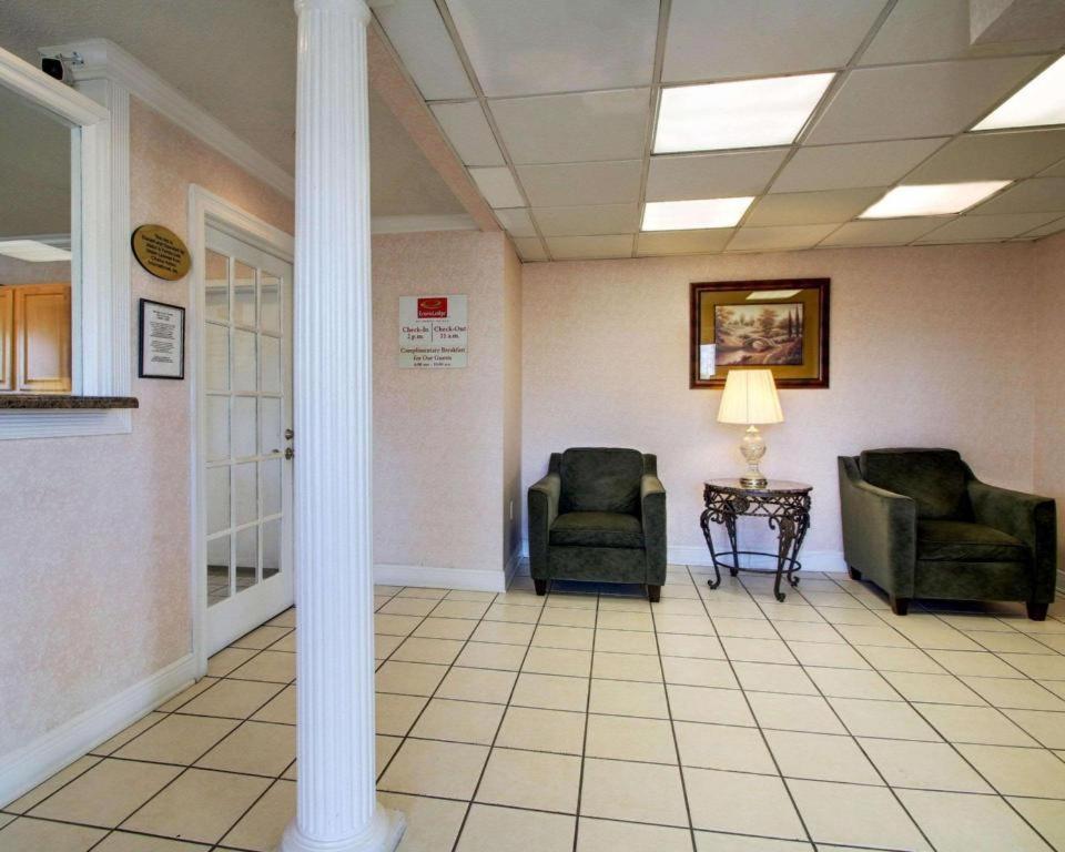 Econo Lodge Meridian Bagian luar foto